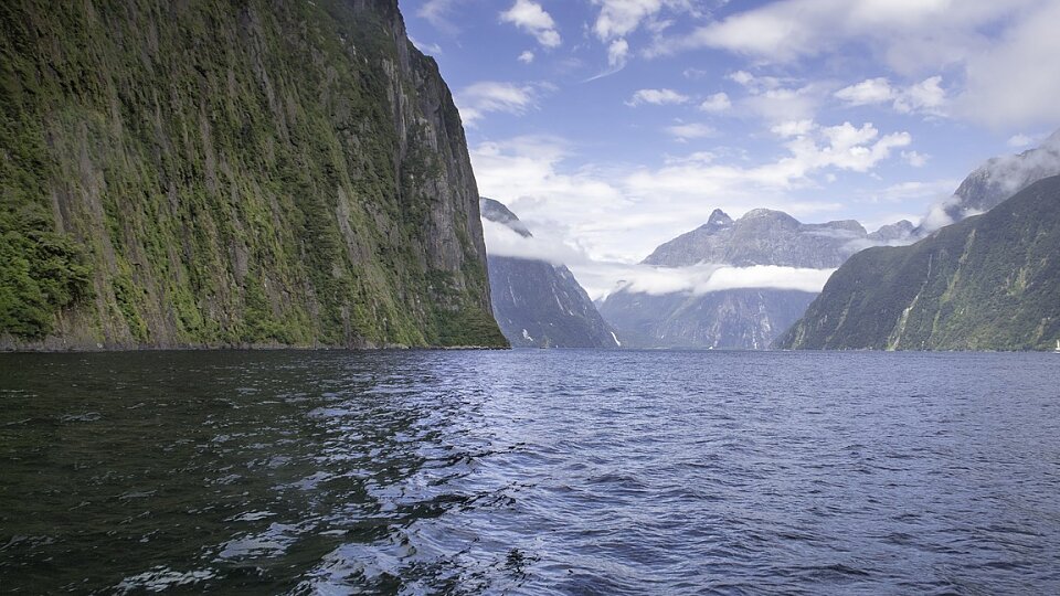 /images/r/milford-sound-new-zealand-2/c960x540g0-0-1152-648/milford-sound-new-zealand-2.jpg
