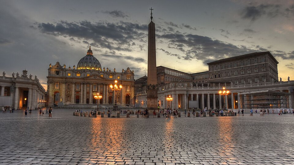 /images/r/st-peter-s-square/c960x540g3-17-2123-1209/st-peter-s-square.jpg